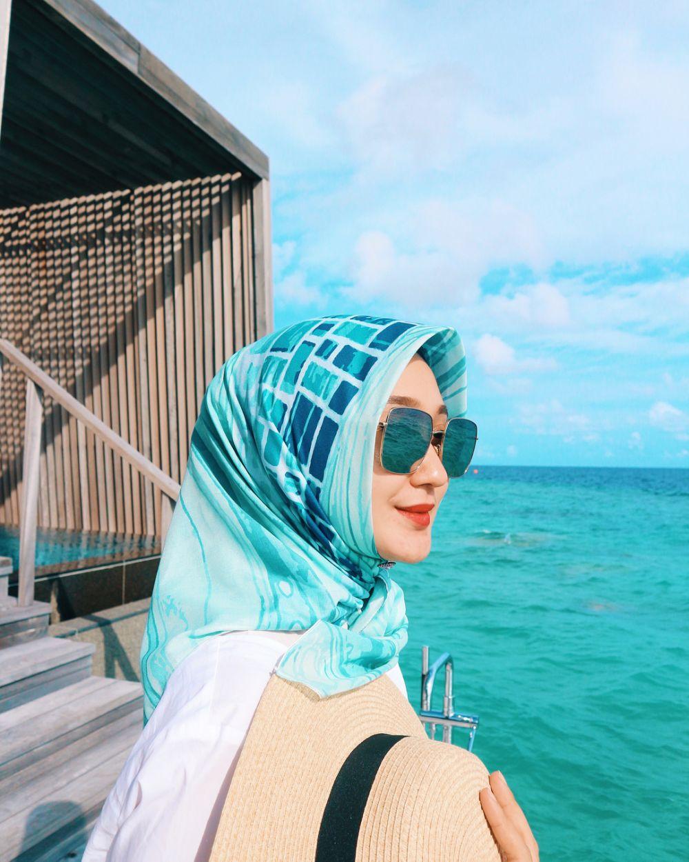 Foto Wanita Muslimah Di Pinggir Pantai Paimin Gambar