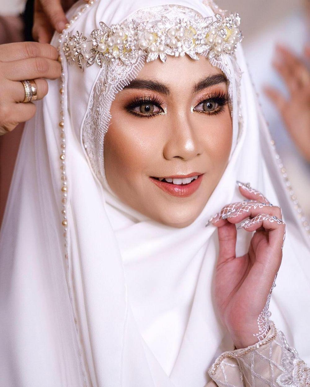 8 Inspirasi Gaun Pengantin Seleb Berhijab Tradisional Sampai Modern