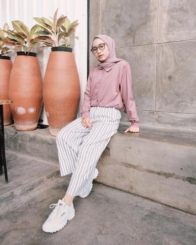 10+ Ide Style Hijab Dengan Sepatu Fila Pink