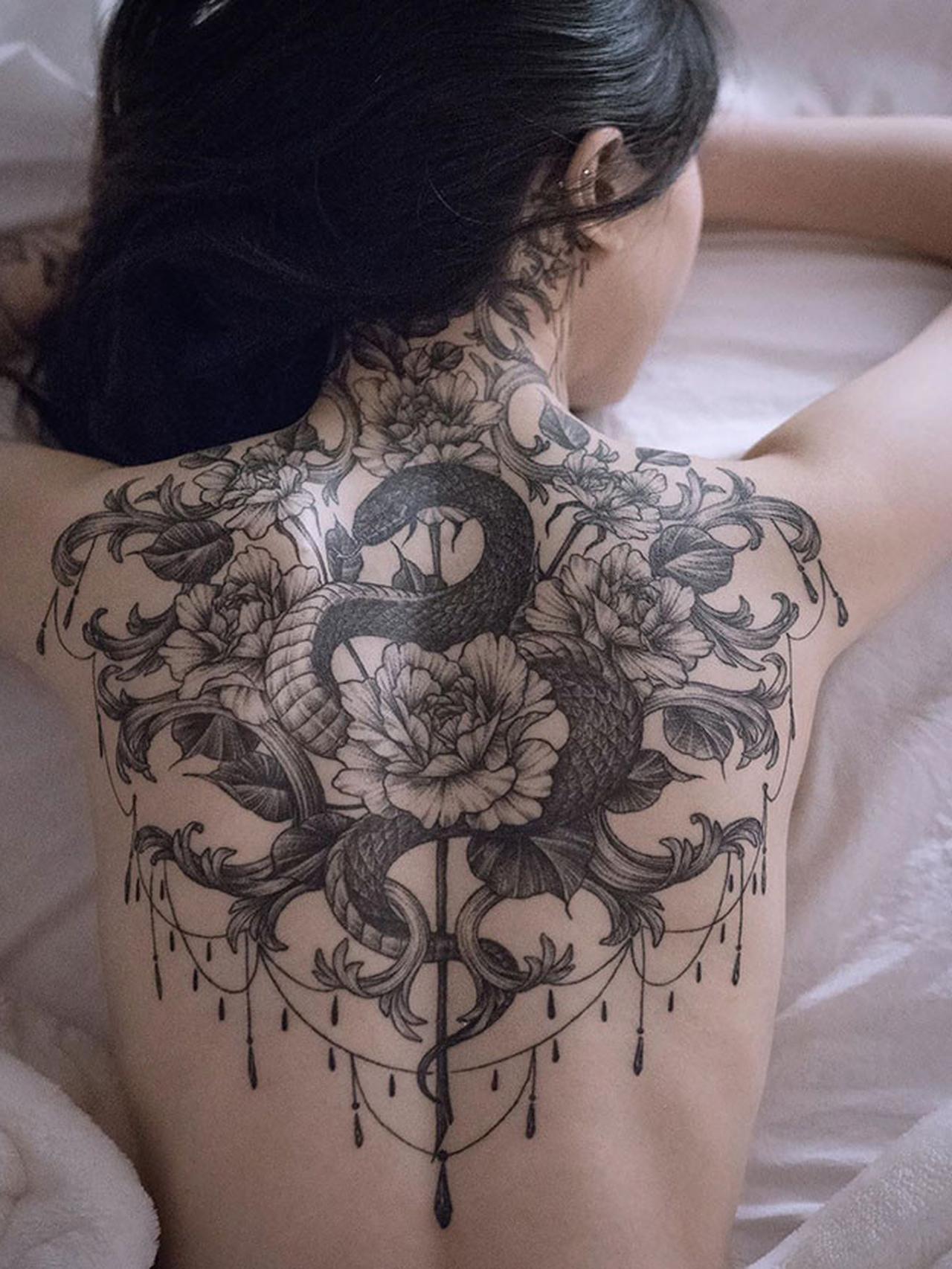 татуировки для девушек на спине большие