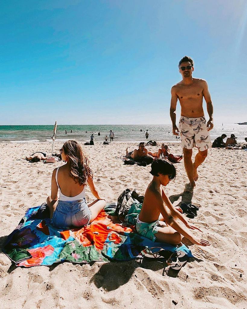 Cantiknya Bunga Citra Lestari Berjemur Di Pantai Melbourne