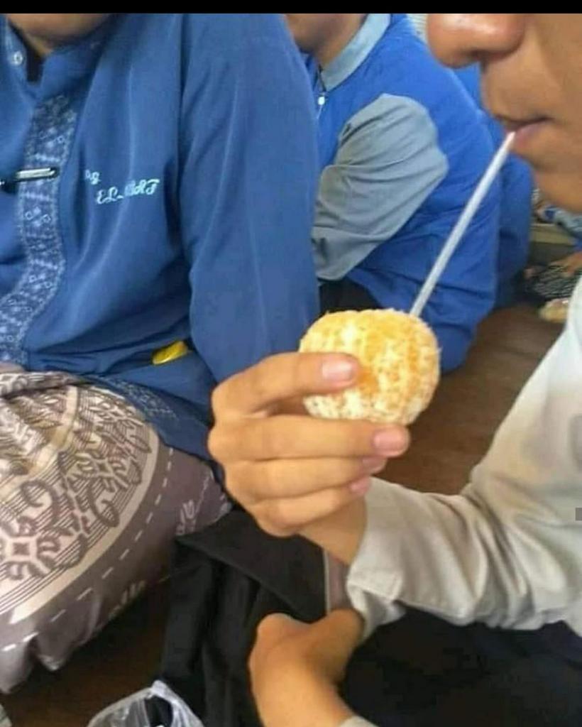 10 Potret Lucu Orang Kurang Kerjaan Waktu Makan